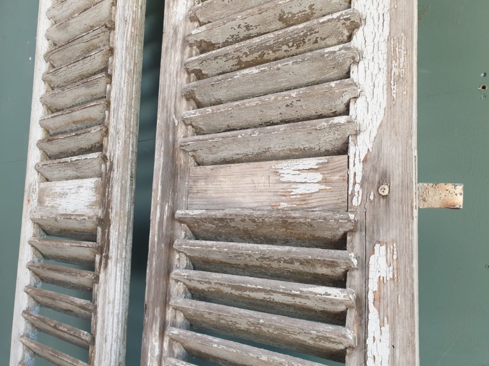 vieux volets en bois
