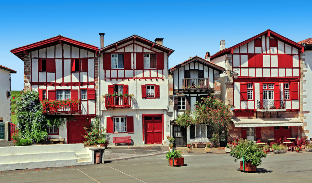 Tendances couleurs extérieures pour sublimer l'extérieur de votre maison. Maison aux accents de couleur rouge