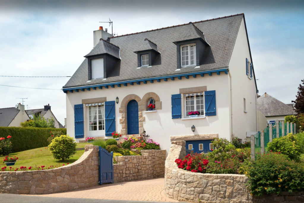 Tendances couleurs extérieures pour sublimer l'extérieur de votre maison. Maison aux accents de couleur bleu