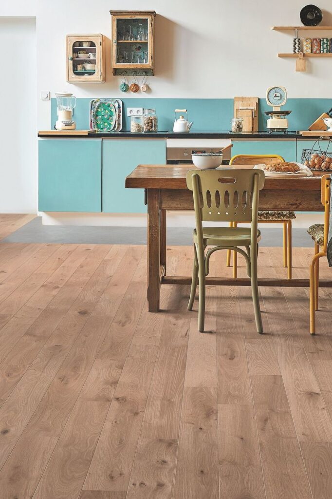 plancher de bois dans la cuisine
