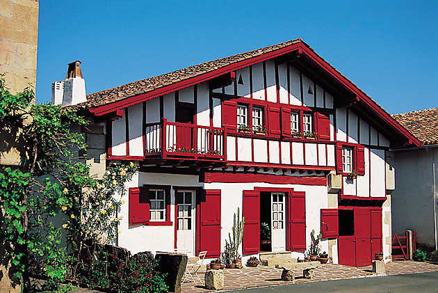 Tendances couleurs extérieures pour sublimer l'extérieur de votre maison. Maison aux accents de couleur rouge