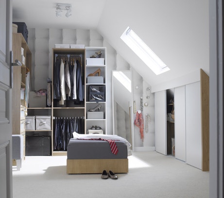 armoire encastrée sous le toit de la maison