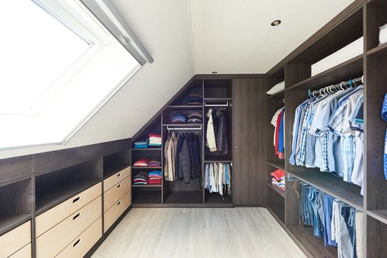 armoire encastrée sous le toit de la maison