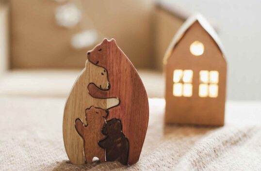 Jouets en bois à l'arrière-plan d'une maison de jouets