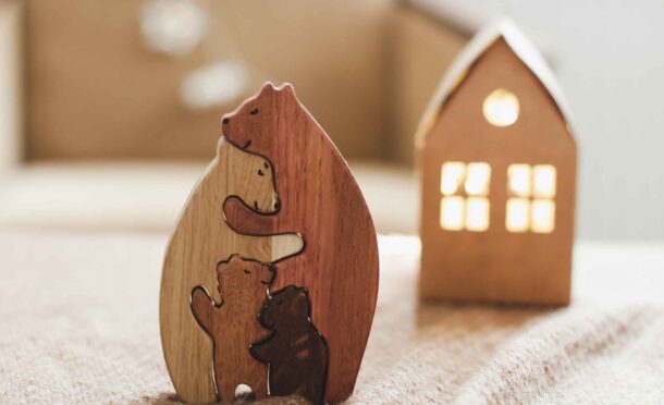 Jouets en bois à l'arrière-plan d'une maison de jouets